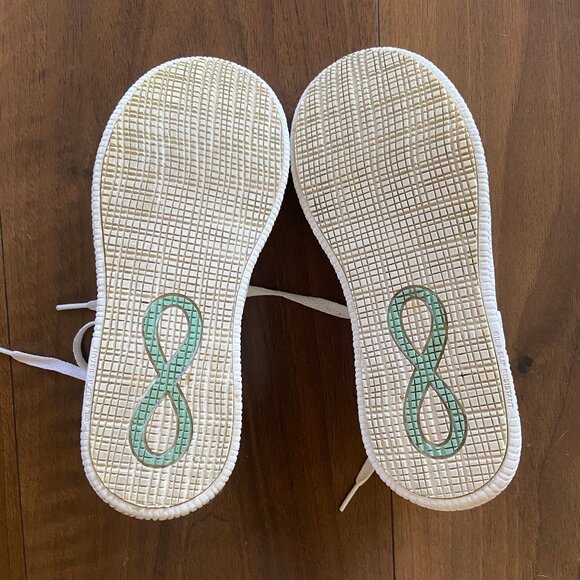 Non Slip Infinity by Cherokee White Sneakers - Size 6 - Picture 4 of 7